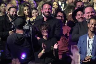 Ben Affleck y Maximilian David, el niño que JLo tuvo junto al cantante Marc Anthony, en el homenaje que recibió la cantante en los iHeart Awards