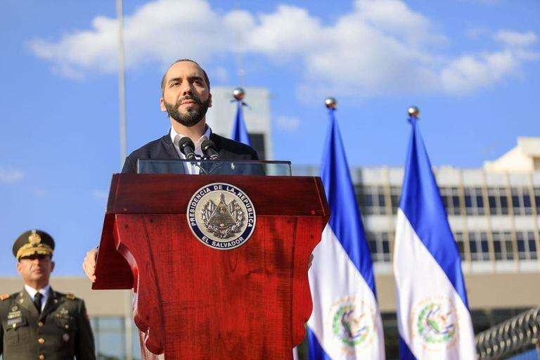 El presidente de El Salvador, Nayib Bukele, se dirige a sus simpatizantes tras la sesión extraordinaria de la Asamblea Legislativa