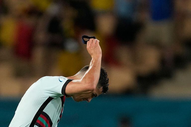 Cristiano Ronaldo arroja la cinta de capitán tras la eliminación de Portugal en la Eurocopa
