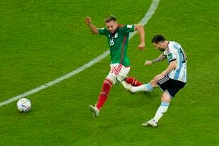 El zurdazo que abrió el camino: Messi dispara cruzado y bajo frente a Kevin Álvarez y destraba el partido contra México, cuando el nerviosismo argentino empezaba a ser un problema serio.