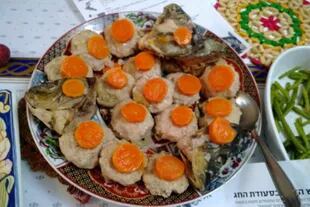 Pescado relleno o gefilte fish comida típica para el Rosh Hashaná de los judíos ashquenazíes, del este de Europa