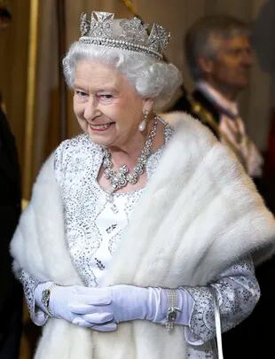 La reina Isabel II de Gran Bretaña sonríe al salir de la Apertura Estatal del Parlamento, en las Casas del Parlamento de Londres el 8 de mayo de 2013. La Apertura Estatal del Parlamento marca el inicio formal del año parlamentario