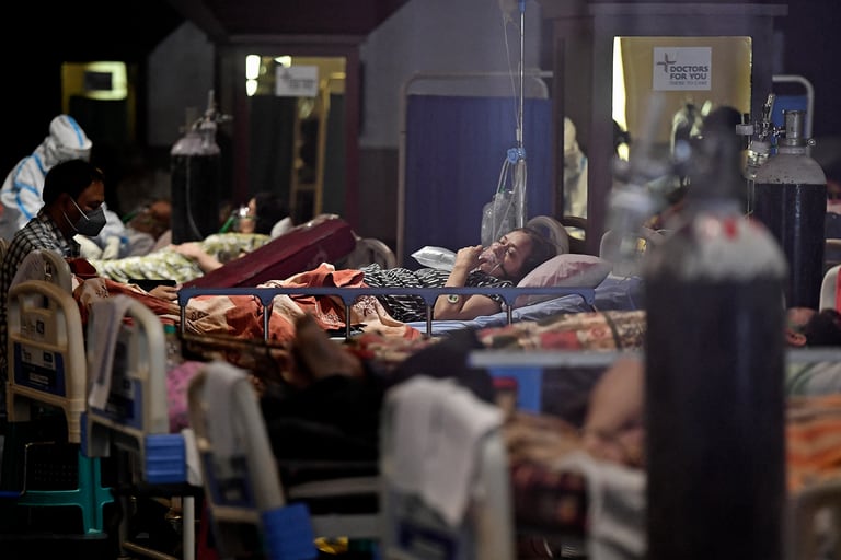 Los pacientes positivos por coronavirus son vistos dentro de un salón de banquetes convertido temporalmente en un centro de atención de Covid-19 en Nueva Delhi, la India, el 29 de abril de 2021