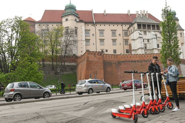 Los monopatines para alquilar forman parte de la oferta de micromovilidad, en buena parta del mundo, como en la medieval Cracovia, en el sur de Polonia