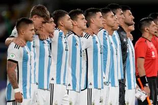 El seleccionado argentino Sub 20, durante el Himno Nacional, antes del duelo decisivo ante Colombia.