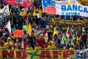 "No más humillación para nuestros abuelos", decían las consignas de una de las manifestaciones en contra del sistema de pensiones actual chileno