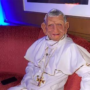 Rafinha Alcantara se disfrazó de Papa Francisco para la fiesta de noche de brujas del PSG