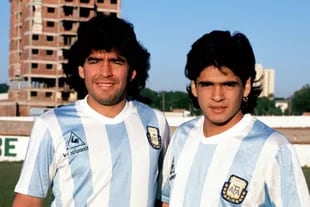 Hugo Maradona, con Diego; el hermano del ídolo murió en su domicilio, de un paro cardíaco, a los 52 años