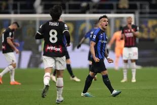 Lautaro Martínez celebra la victoria de Inter en el clásico frente a Milan: los neroazzurros se consolidan en el segundo puesto, por detrás de Napoli