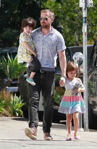 Gosling paseando junto a sus hijas, Esmeralda y Amanda