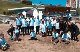 Los chicos viajan a Mar del Plata junto a profesores de educación física, profesionales de la salud e instructores de surf.