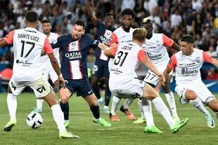 Lionel Messi rodeado de camisetas de Montpellier, aunque siempre demuestra ingenio para provocar el escape