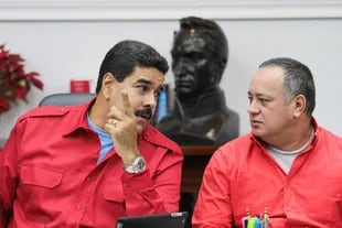 Nicolás Maduro y Diosdado Cabello, de rojo, el color preferido de Cabello, en el Palacio de Miraflores, en noviembre de 2013