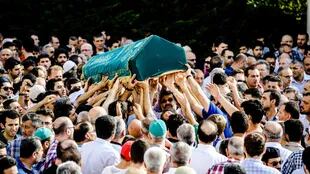Funeral masivo, ayer, en Estambul
