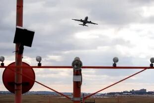 Un avión de pasajeros despega del Aeropuerto Nacional Ronald Reagan de Washington en Arlington, Virginia