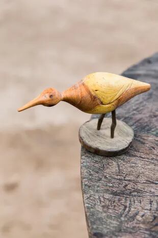 Un ave de madera hecha por los artesanos del paraje Santa Teresa