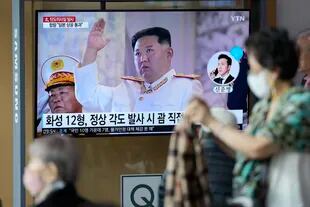 A news program reporting on a North Korean missile launch with file footage of North Korean leader Kim Jong Un is seen on a TV screen Tuesday, Oct. 4, 2022, at the Seoul Railway Station, Korea. from the south.  (AP Photo/Lee ​​Jin-man)