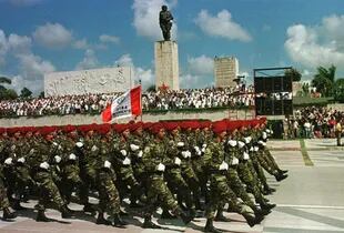 El ejercito cubano desfila frente al monumento al Che Guevara, el 17 de octubre de 1997