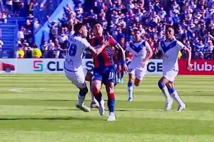 San Lorenzo hizo el gol que lo acercaba a River, pero el árbitro vio algo que salvó a Vélez