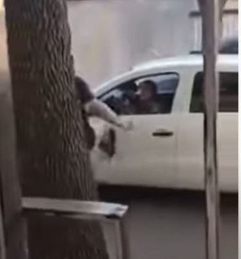 La agresión de un hombre a una mujer que le chocó el auto