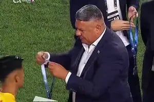 El tenso momento que vivió el presidente de la AFA durante la premiación de la Copa Argentina