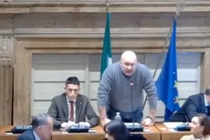 Las frases machistas y groseras de un alcalde en plena sesión que desataron un escándalo en Italia