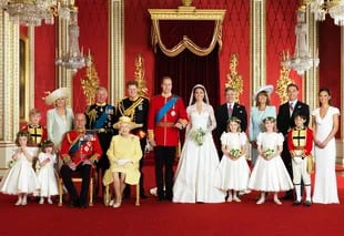 BIENVENIDA A LA FIRMA. La boda del príncipe William –segundo en
la línea sucesoria– y Kate Middleton, en 2011, fue un auténtico momento cumbre para la familia. Dos años más tarde, en julio de 2013, nacería el primero de sus tres hijos, George Alexander Louis.