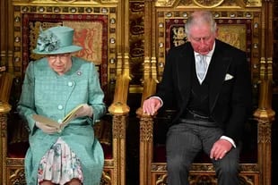 El príncipe Carlos, junto a la Reina Isabel II de Gran Bretaña mientras pronuncia el Discurso de la Reina en el Trono del Soberano en la cámara de la Cámara de los Lores, durante la Apertura del Parlamento en las Casas del Parlamento de Londres, el 19 de diciembre de 2019