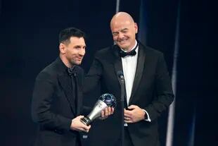 Gianni Infantino, el presidente de la FIFA, junto con Leo Messi en la premiación de The Best FIFA, en París