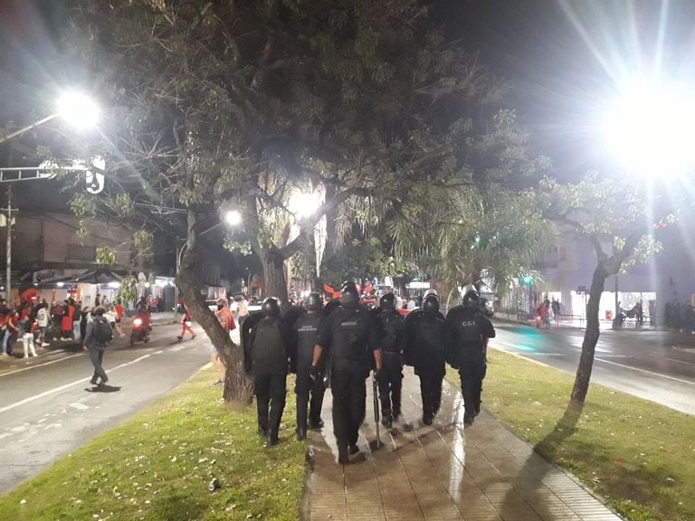 La Policía contiene a los más enardecidos, durante los festejos de la hinchada de Colon