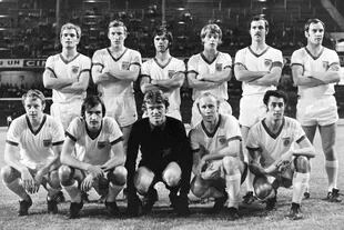 Gerd Müller (30 de diciembre de 1970): el Bombardero fue goleador en México 70, con 10 tantos, y el mejor de Europa ese mismo año; la poderosa formación de Bayern ante la Argentina: arriba, Brenninger, Schwarzenbeck, Müller, Zobel, Beckenbauer y Roth; abajo, Hansen, Mrosko, Maier, Höness y Koppenhöf
