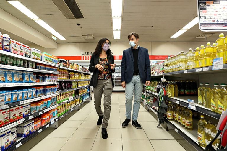 Paula Español y Lucas Ghi, intendente de Moreno, controlando los precios en los supermercados