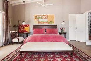 En el cuarto principal, lámparas colgantes de opalina de los años 60 (La Pasionaria), banqueta comprada en un remate y alfombra de Marruecos.