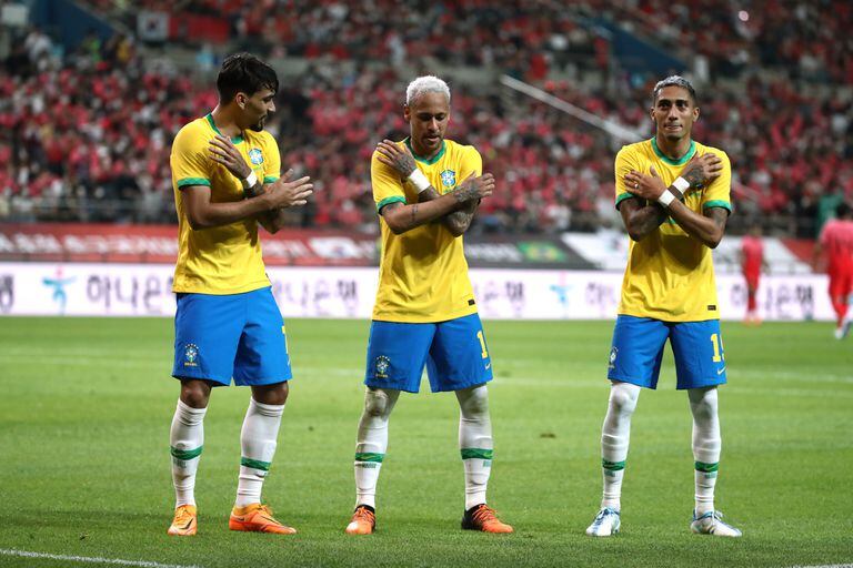 Raphinha, a la derecha, celebra con Lucas Paquetá y con Neymar en un amistoso ante Corea del Sur