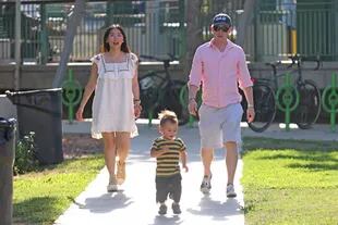 Macaulay Culkin junto a su mujer, Brenda Song y su pequeño hijo Dakota, de 16 meses, en una tarde soleada en Los Ángeles