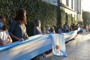 Abrazo simbólico con banderas en escuelas de Vicente López