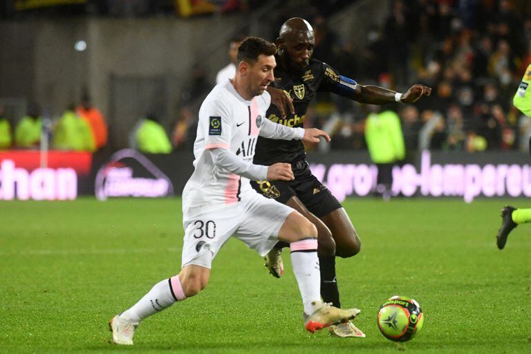 Messi choca con el marfileño Seko Fofana; la rudeza del fútbol francés, otro escollo en la adaptación del argentino a PSG
