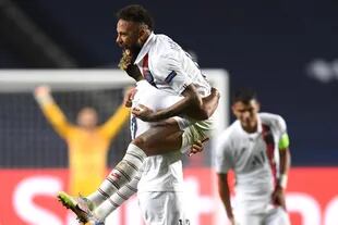 Neymar dirigió la remontada de Paris Saint-Germain para eliminar a Atalanta