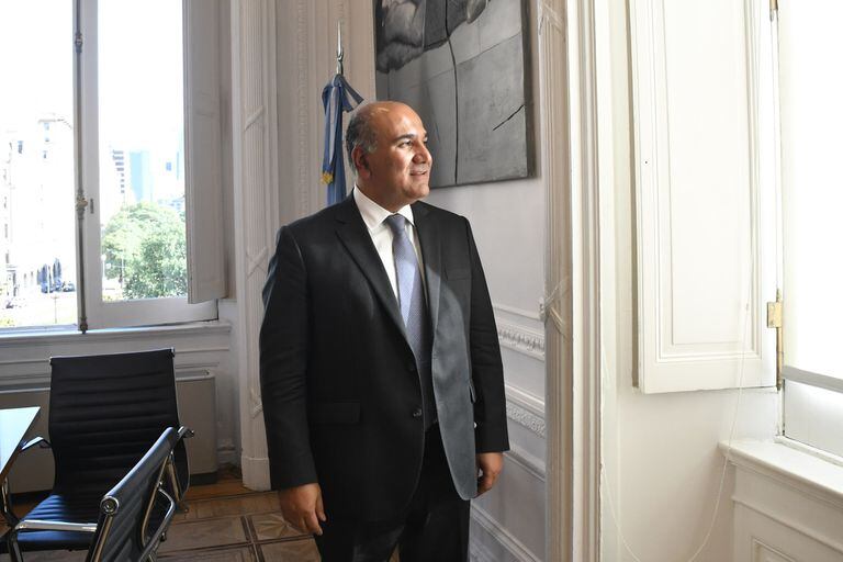 El jefe de Gabinete, Juan Manzur, posó en su despacho de la Casa Rosada.
