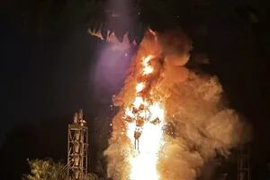 Así se incendió un dragón mecánico durante un show en Disney California