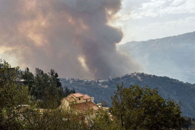 El humo de un incendio forestal en la región de Kabylie.
