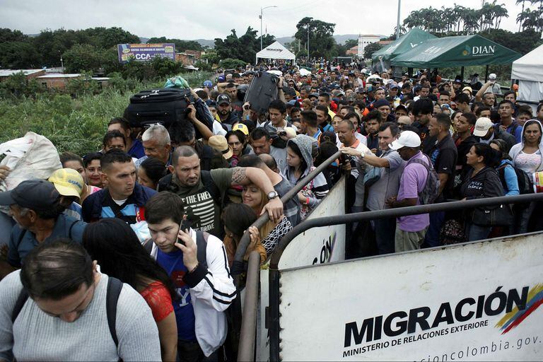 Largas filas para cruzar de Venezuela a Colombia en el puente internacional Simón Bolívar