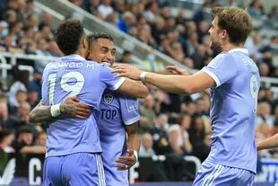 Los jugadores de Leeds celebran el gol de Rapinha