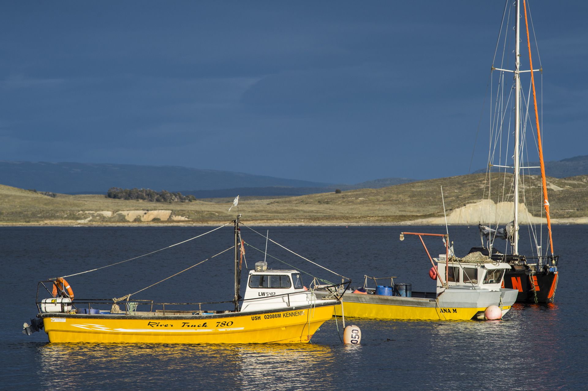 Uno de los tantos barcos amarillos que custodian la costa de Puerto Almanza y son marca registrada del lugar.