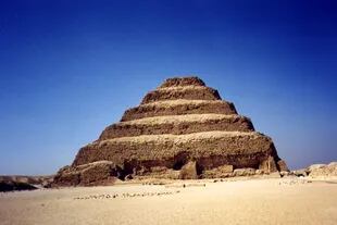 La primera pirámide escalonada y la más famosa es la del faraón Zoser