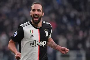 Gonzalo Higuaín pasó de Napoli a Juventus en 2016 en una cifra cercana a los 90 millones de euros