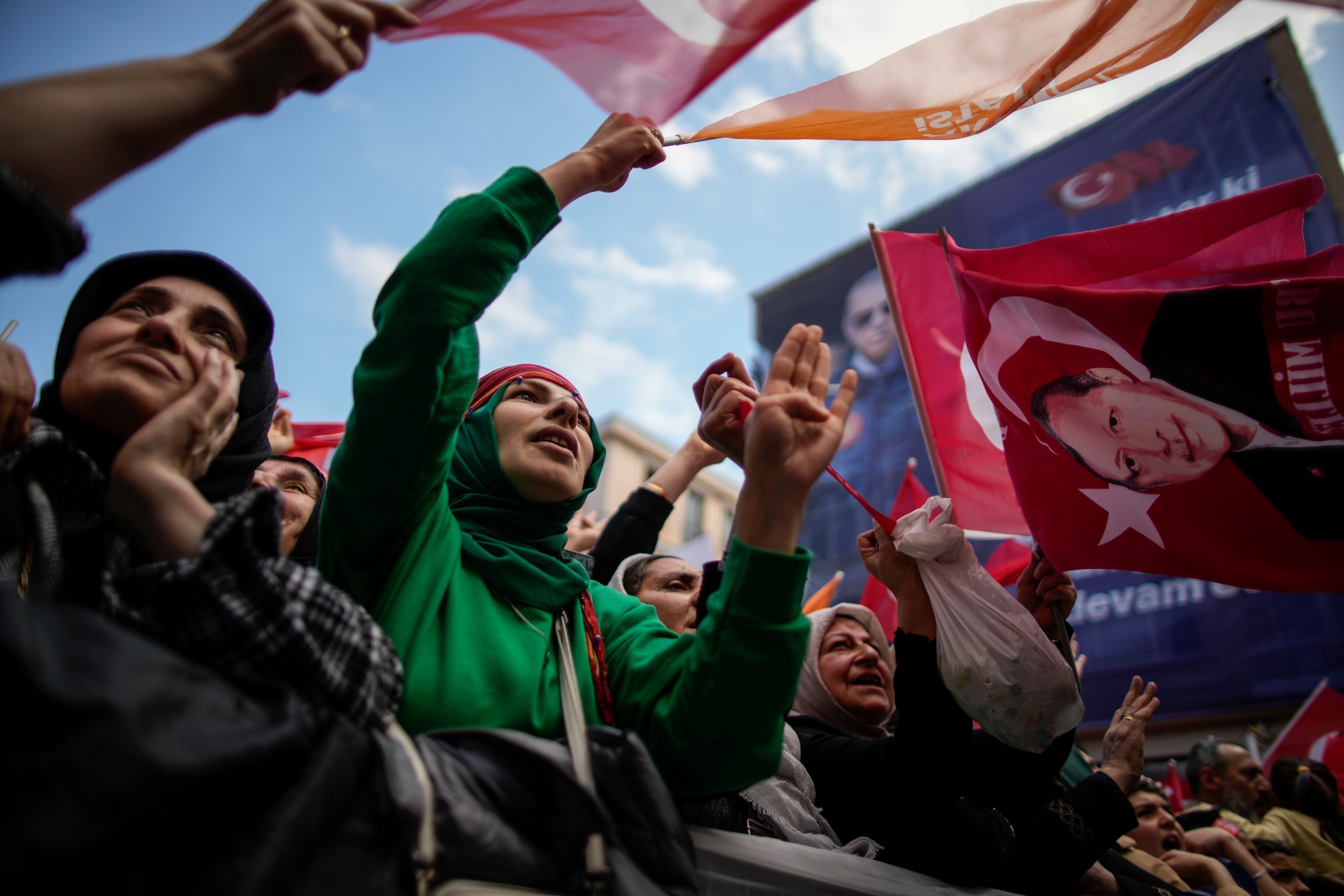 Seguidores del presidente Recep Tayyip Erdogan shout durante el último acto de campaña, en Estambul