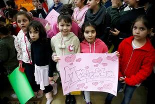 Alumnas de la primera Escuela Municipal de Danzas de San Martín esperan a la bailarina Marianela Nuñez con carteles y cartitas