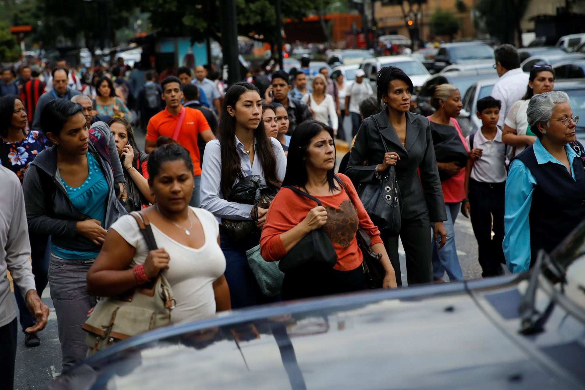 Gente camina en la calle durante un apagón en Caracas, Venezuela.