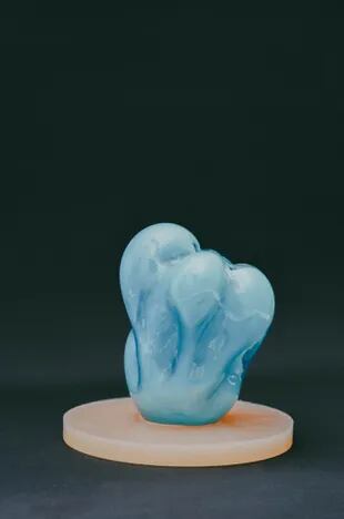 Experimentaciones de Ella Einhell con huesos para la obtención de un nuevo tipo de vidrio, porcelana y terrazo